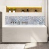 Crédence de baignoire en mosaïque style ethnique bleue et blanche