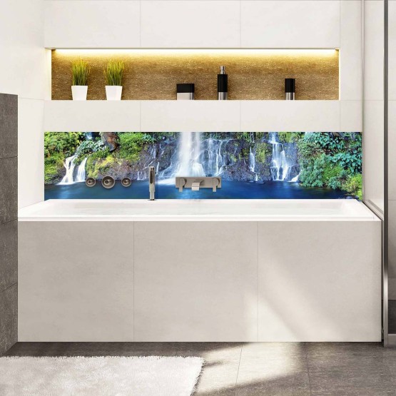 Crédence de baignoire cascade dans la nature