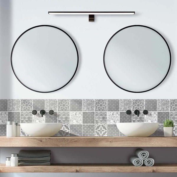 Crédence de salle de bain mosaïque grise et blanche
